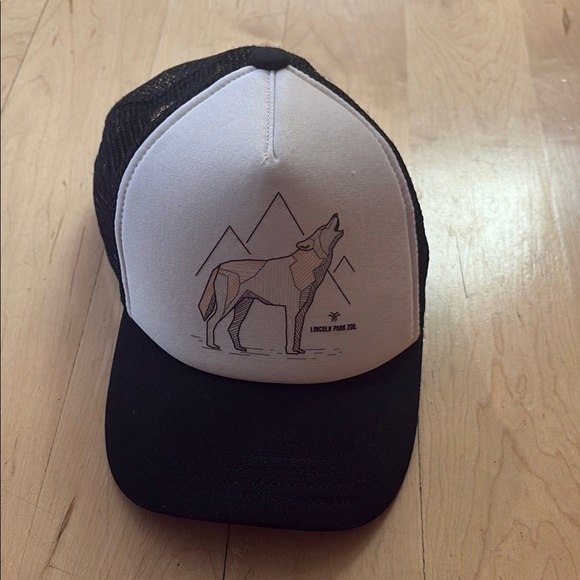 Black and White Lincoln Park Zoo Kids SnapBack Trucker Hat with Wolf Design - Picture 1 of 4
